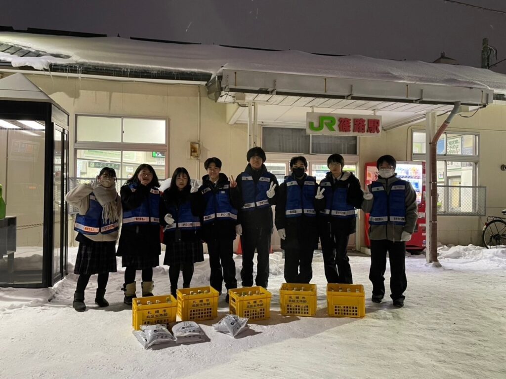 篠路駅前で砂まきをした時の集合写真